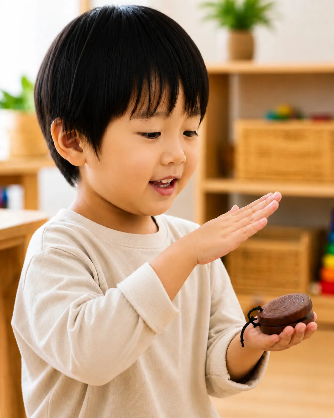ブロックで遊ぶ男の子